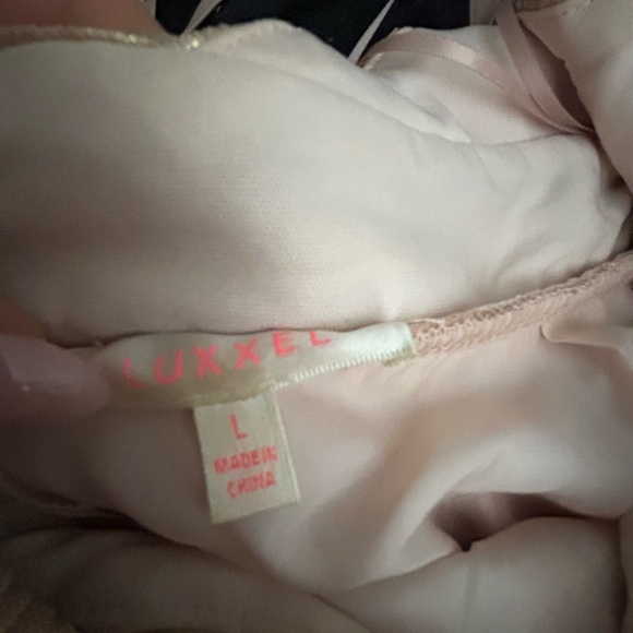 Elegant Gold Halter Dress - Picture 3 of 3